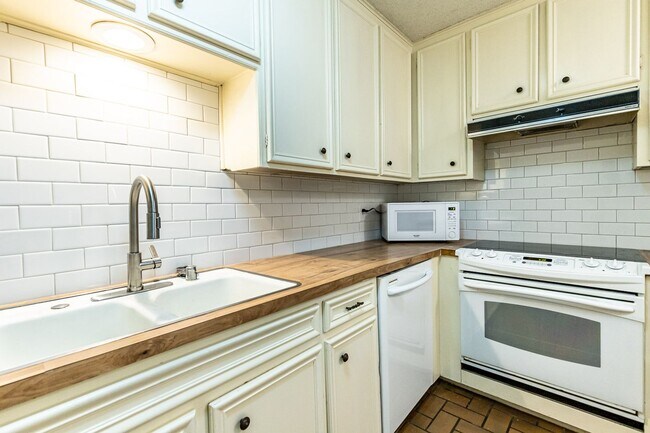 Building Photo - 1/2 Off 1st months rent