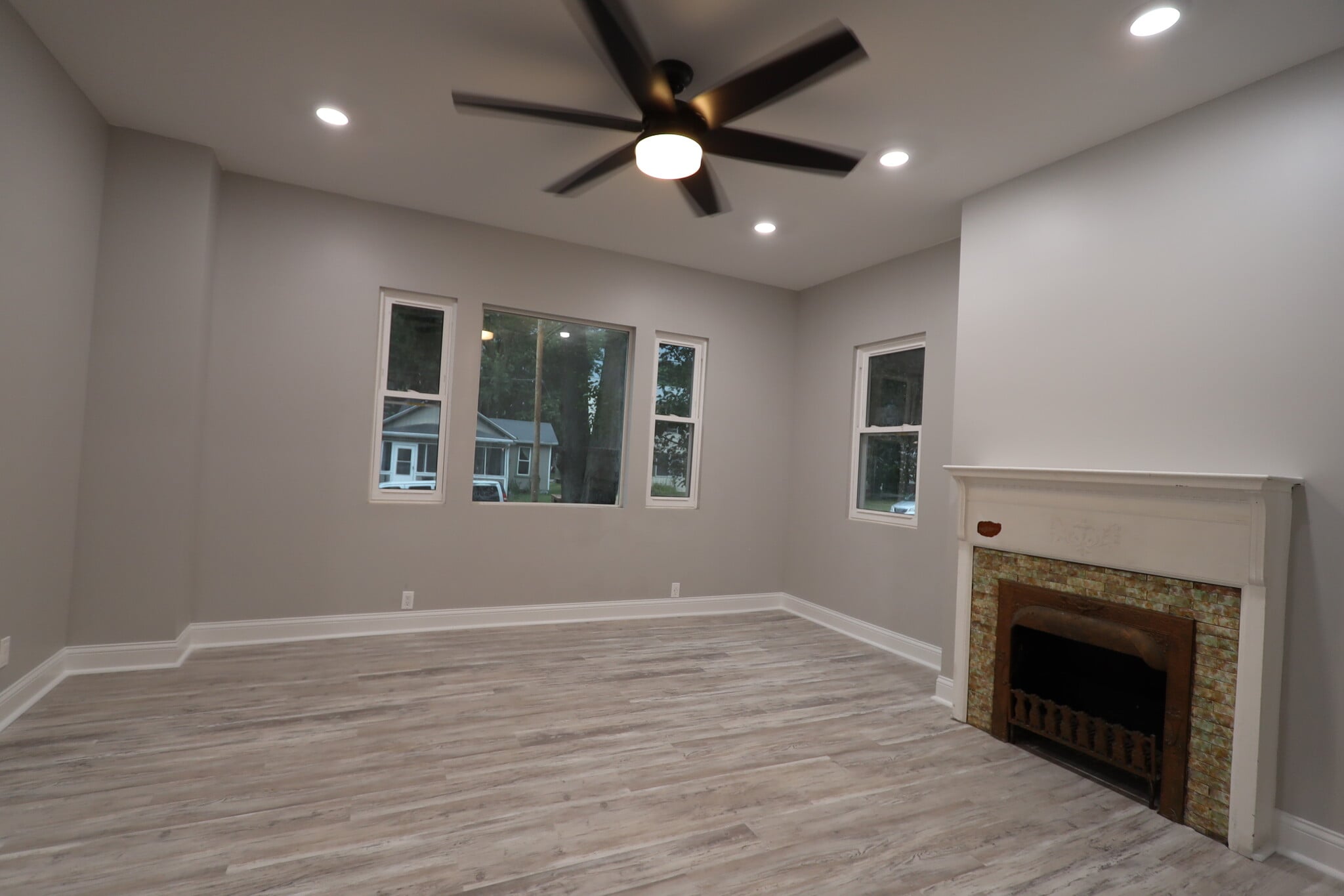 Large windows - 507 E Mulberry St