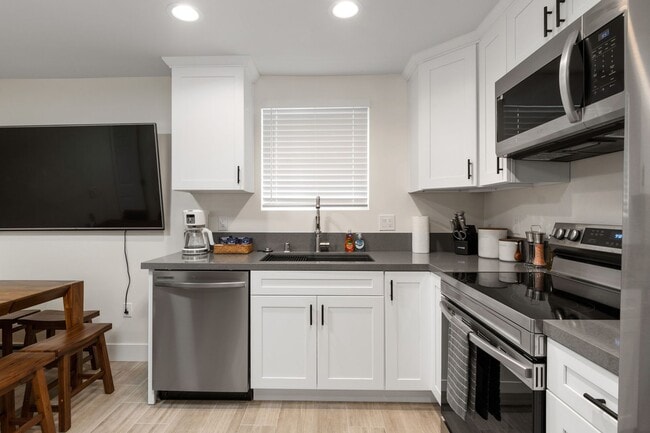 Building Photo - Beachside 3BR Home | Remodeled | AC | Garage Parking | Walk to Boardwalk