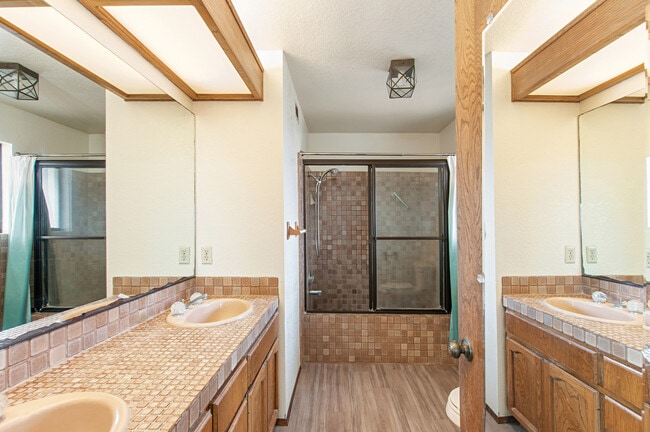 Building Photo - STUNNING BAY PARK 2BD/2BA CONDO WITH BAY V...