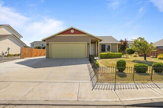 Building Photo - Charming 3-Bed, 2-Bath Single-Family Residence Near Rd 68!