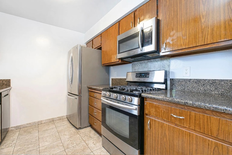 Building Photo - 14990 Victory Blvd