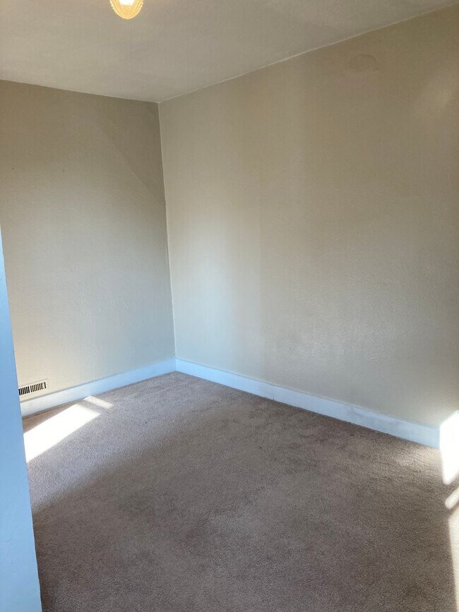 Building Photo - Three Bedroom Single-Family Home Close To ...