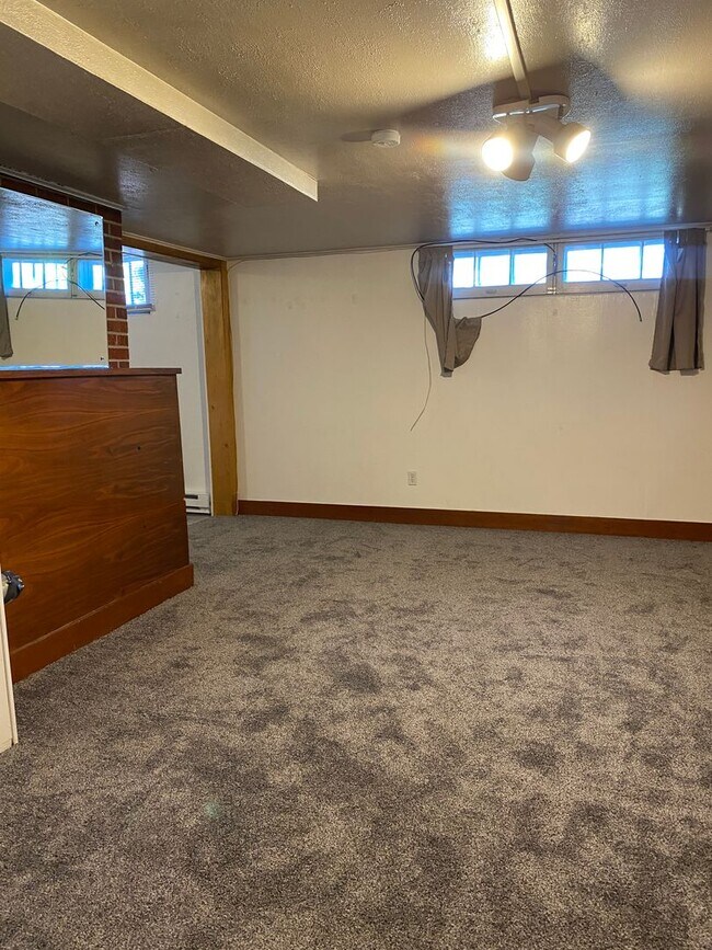 Building Photo - Dog Friendly Classic university home with ...
