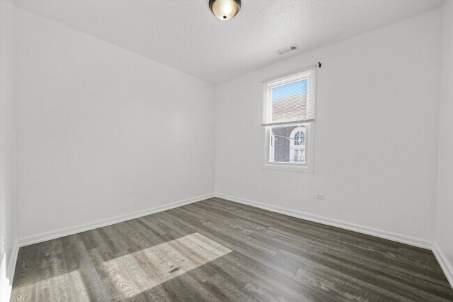 Building Photo - Freshly Renovated 4BR Apartment