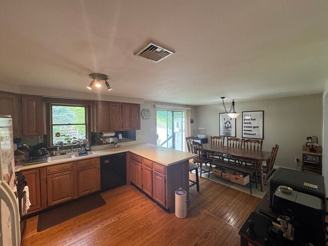 Building Photo - Spacious 3 bedroom 2.5 bathroom Duplex