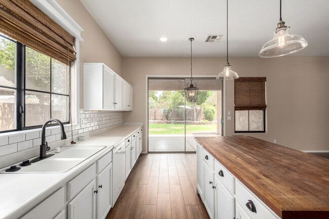 Building Photo - 5 Bedroom home in Chandler
