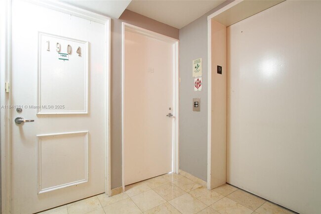 Primary Photo - 5900 Collins Ave