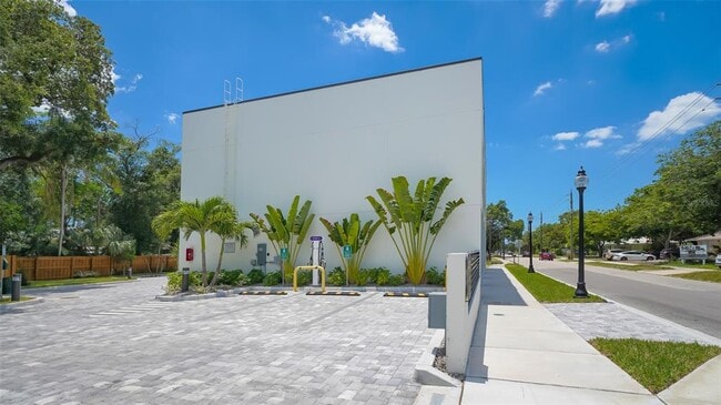 Building Photo - 941 N Osprey Ave