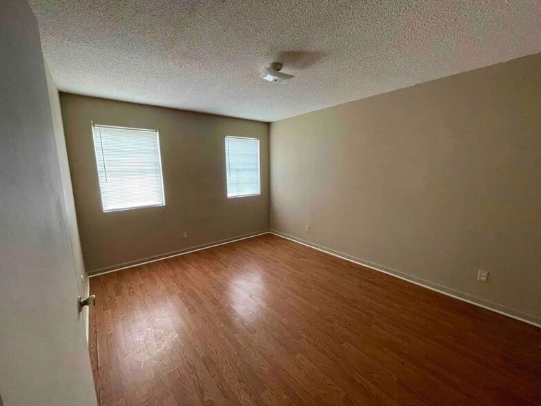 Building Photo - Royal Ridge