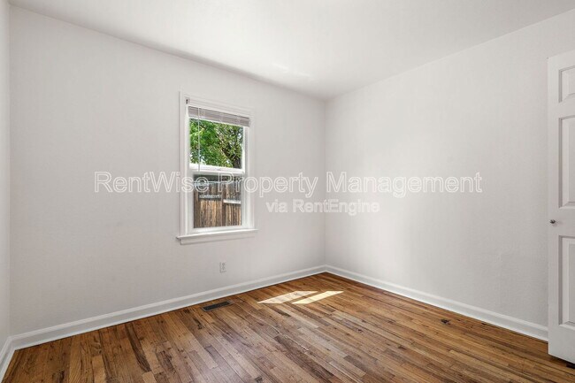 Building Photo - 314 W Linden St