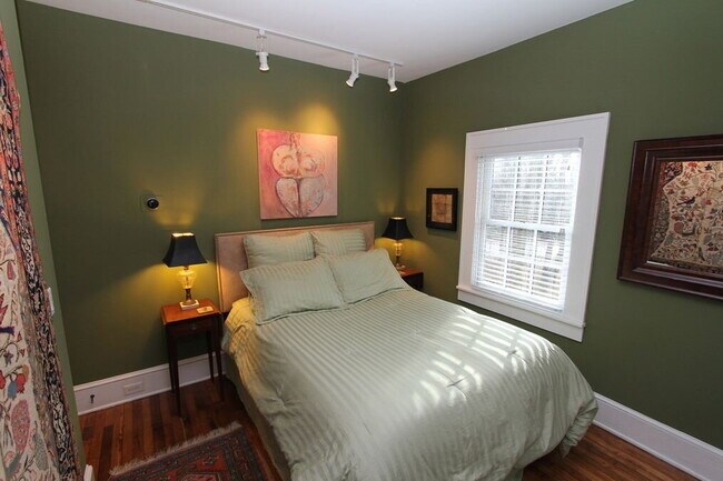 Building Photo - Comfortable and Spacious Rental Opportunity
