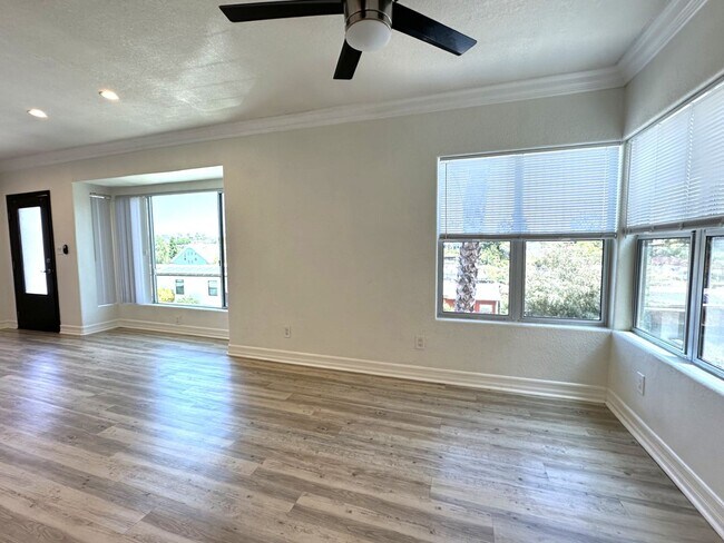 Building Photo - North Park/Hillcrest- Modern and Spacious 2 Bedroom with 2 Car Garage, Washer/Dryer and AC.