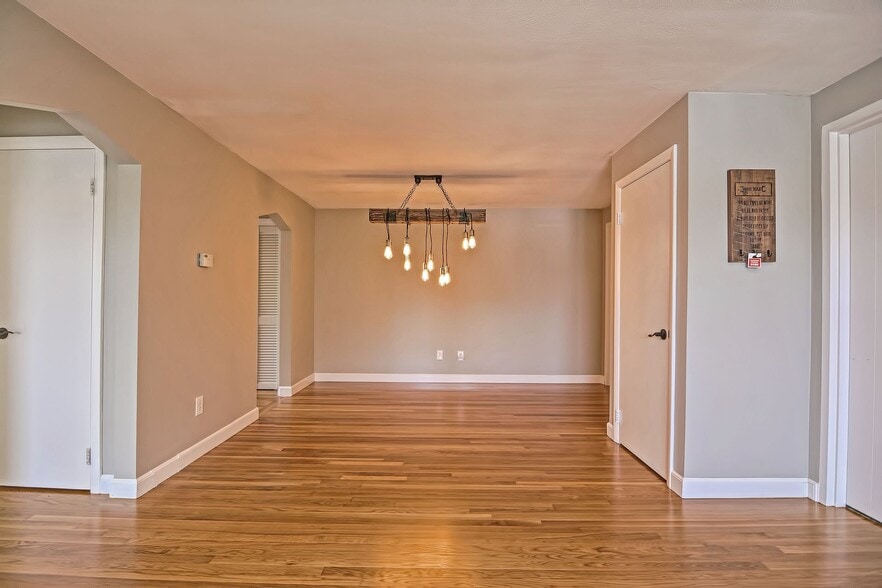 Building Photo - 33 Montvale Ave