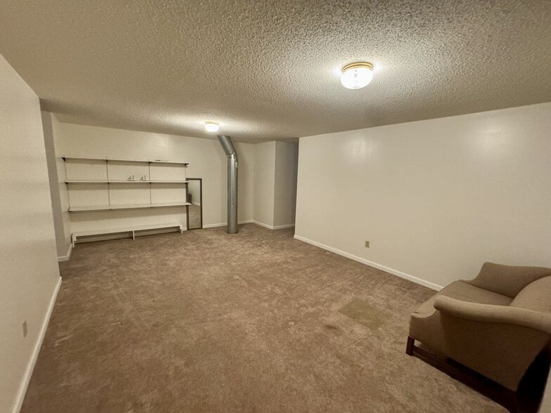 Building Photo - 863 Woodland Dr