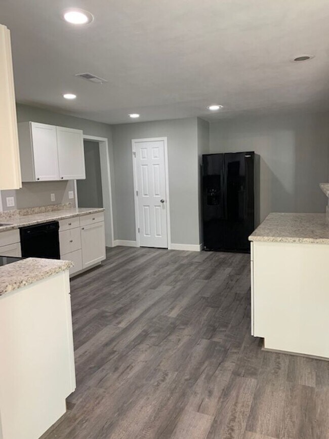 Building Photo - Beautiful 3 Bedroom 2 Bath 2 Living Areas + Detached 1 Car Garage/ Workshop