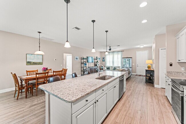 Building Photo - 3/2, fully fenced single family home in NW...