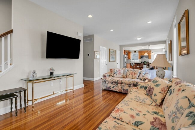 Building Photo - 11 Lakeside Ave