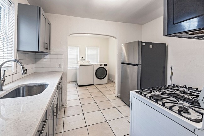 Building Photo - 3 bedroom, 1 bath updated home in The City of Wilmington