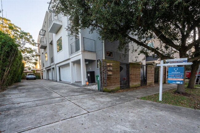 Building Photo - 1205 Summer St