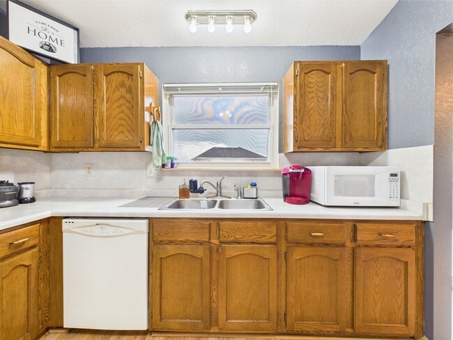 Building Photo - 1018 Rancher Dr