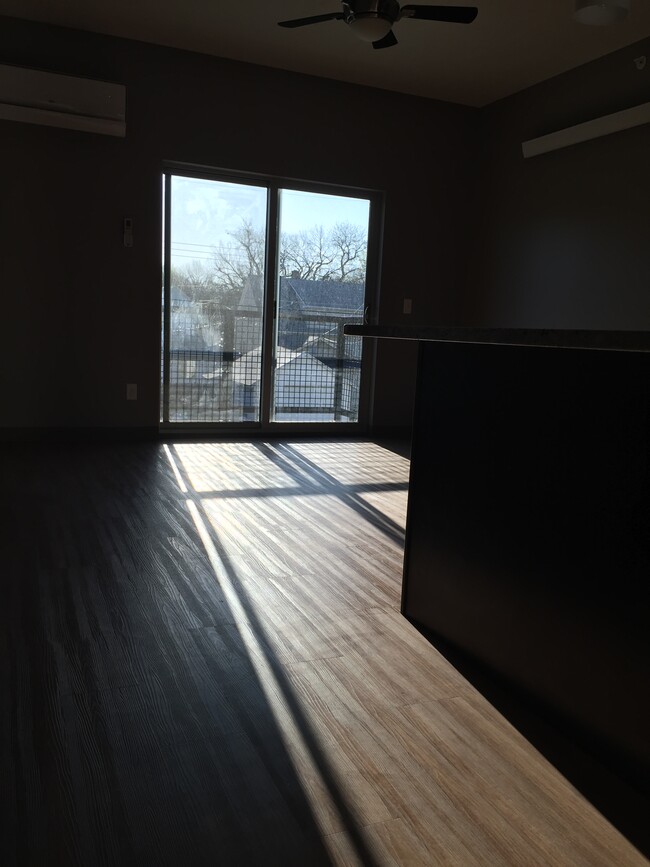 201 Balcony - 444 N 27th St