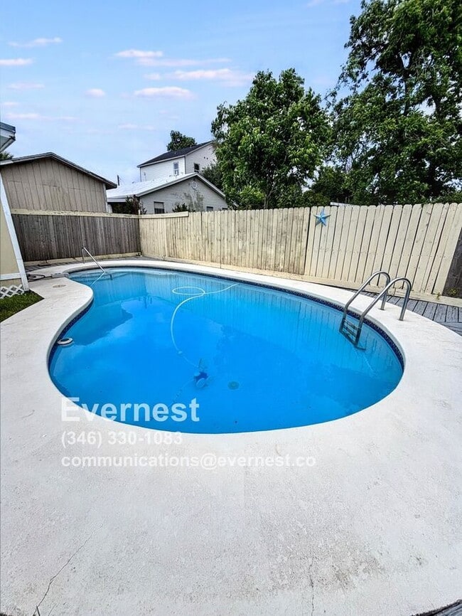 Building Photo - 3-Bedroom, 2-Bath Home with Pool and Conve...