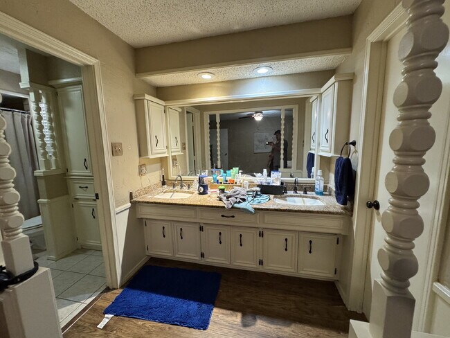 Building Photo - "Spacious 3-Bedroom with 2 Full Baths in P...