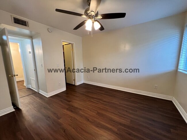 Building Photo - One Bedroom Townhouse