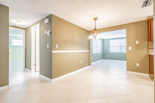 Building Photo - 7715 Sue Ellen Dr