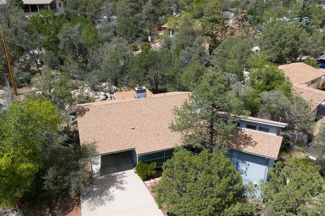 Building Photo - 3 bedroom, 3 bath home close to downtown P...