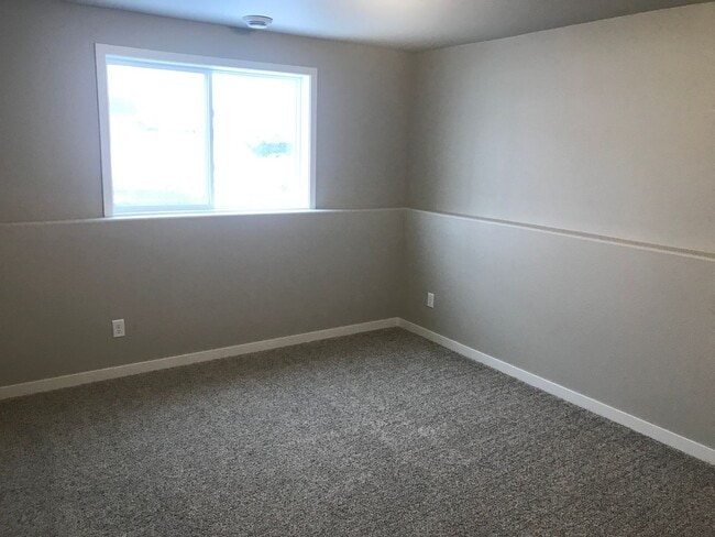 Building Photo - 4 Bed 3 Bath Single Family Home