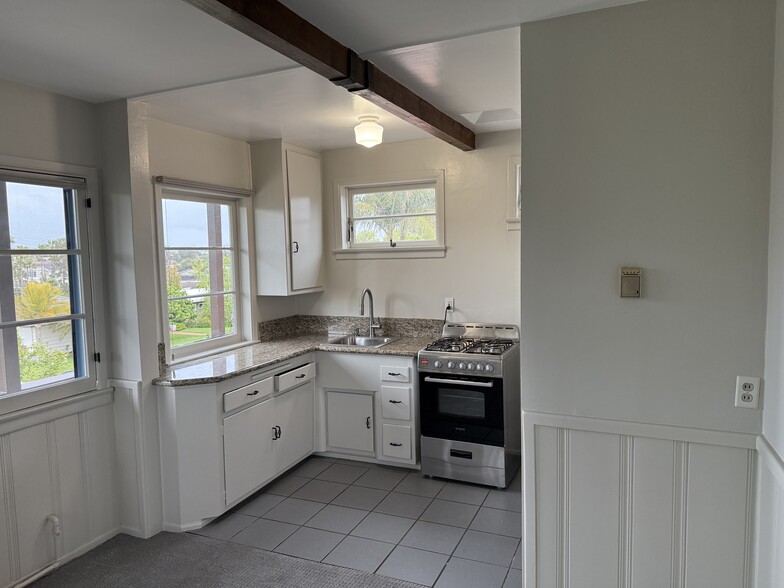 lots of kitchen cabinets - 8252 Rees St