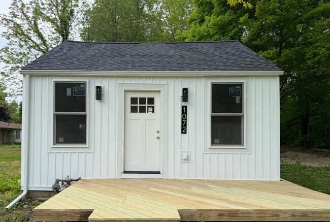 Building Photo - 1072 Vineland Rd