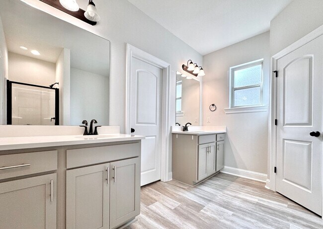 Building Photo - Modern 3BR/2.5BA Home Near LSU - Double Ga...