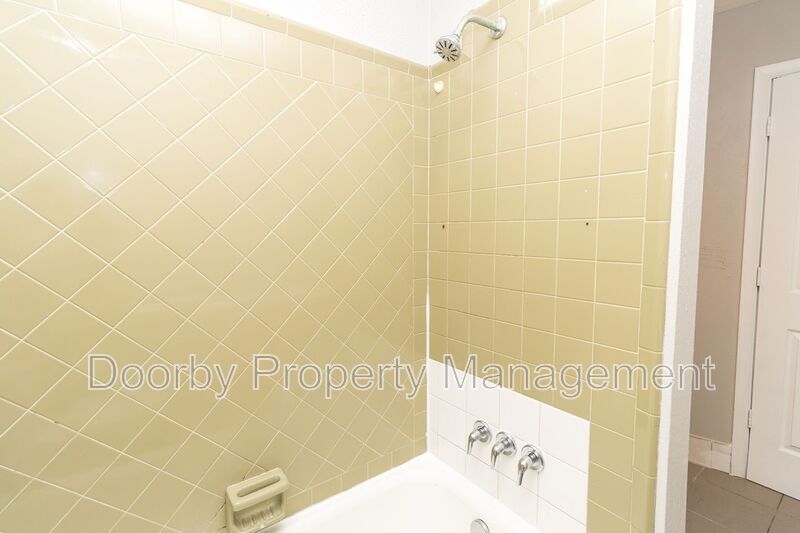 Building Photo - 3704 Fountain Ave