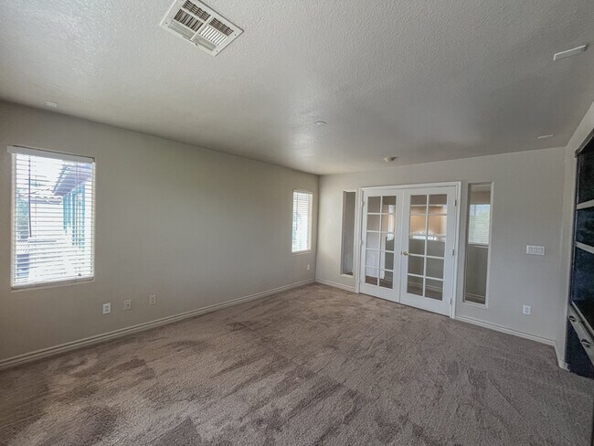 Building Photo - 2156 Summer Home St