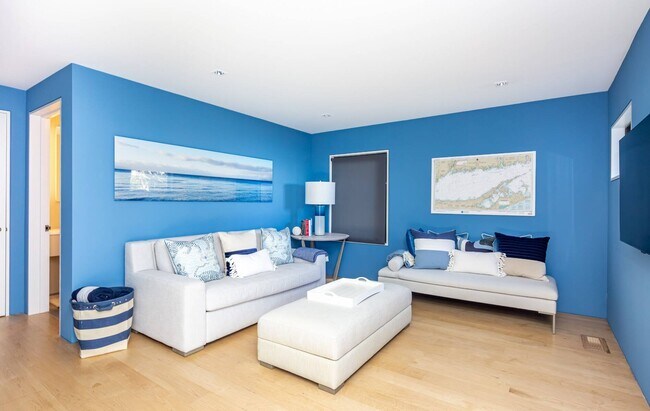 Building Photo - 247 Kings Point Rd