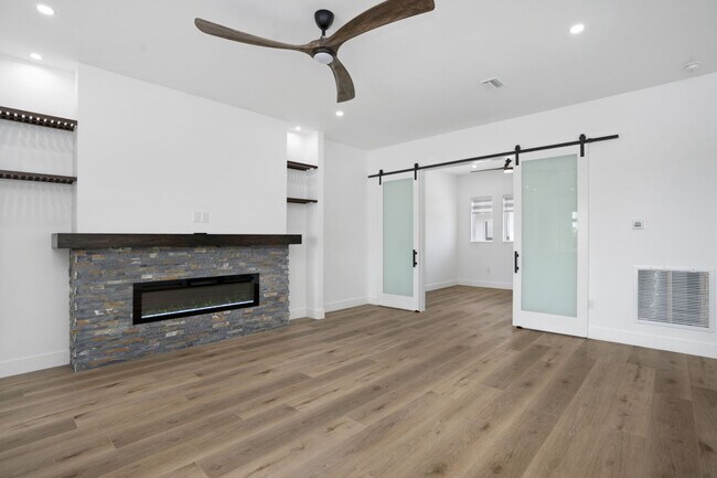 Building Photo - 5/3 Luxury Custom Home plus Boat dock, Pool and Stunning Views!!