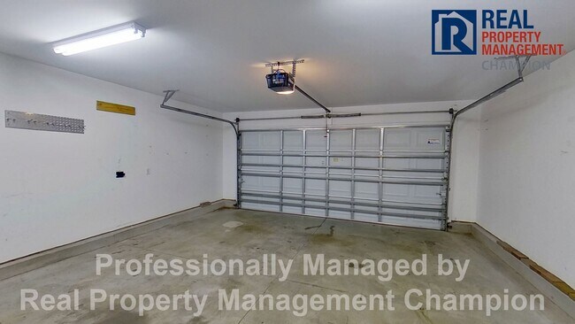 Building Photo - Beautiful home boasts open floorplan, screened porch, and spacious fenced yard