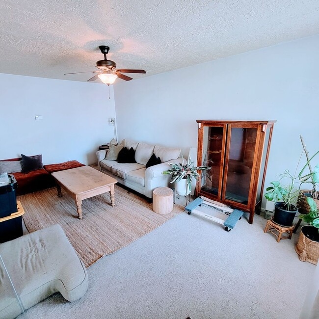 Building Photo - Private East Murray Home with HUGE yard!