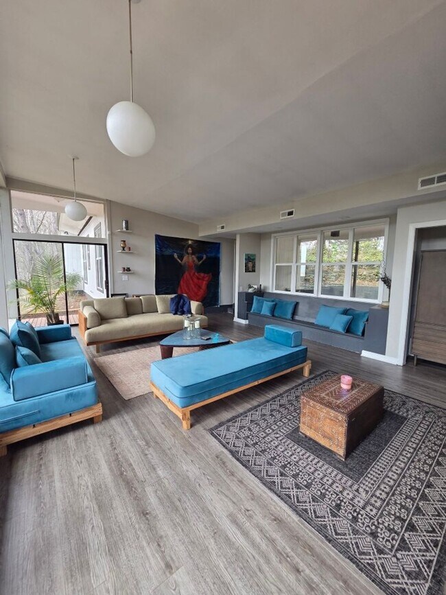 Building Photo - $1,800 - 3 Bedroom 2 Bathroom Gorgeous and Unique Furnished House in Webster