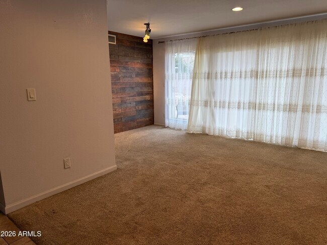 Building Photo - 7126 W Sunnyside Dr