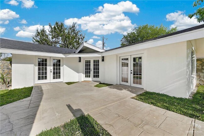 Building Photo - 12303 Lakeview Dr