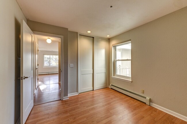 Building Photo - 2 Bedroom 2 Bath End Unit Condo with covered parking!