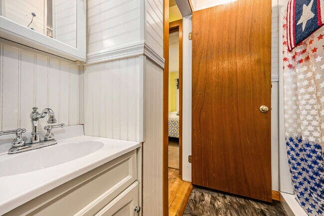Building Photo - Year Round Rental Available on Wall Lake