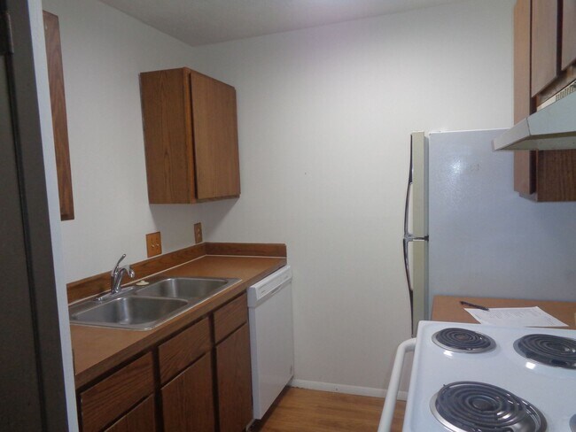 Building Photo - 5519 S 31st #5