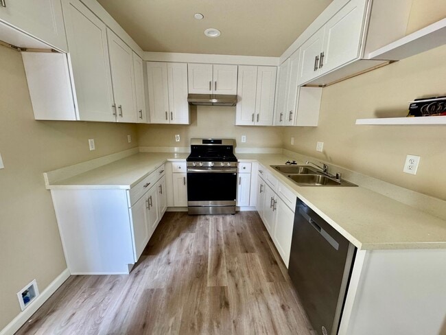 Building Photo - Stunning New Build 3-Bedroom, 2.5-Bath Triplex Apartment for Rent