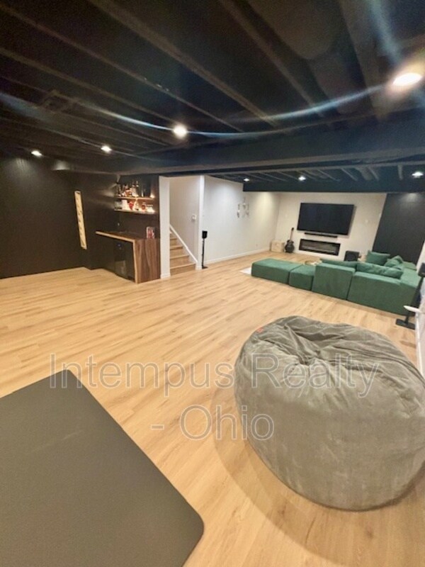 Building Photo - 6123 Brandon Dr