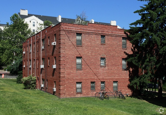 Primary Photo - Queens Court Apartments